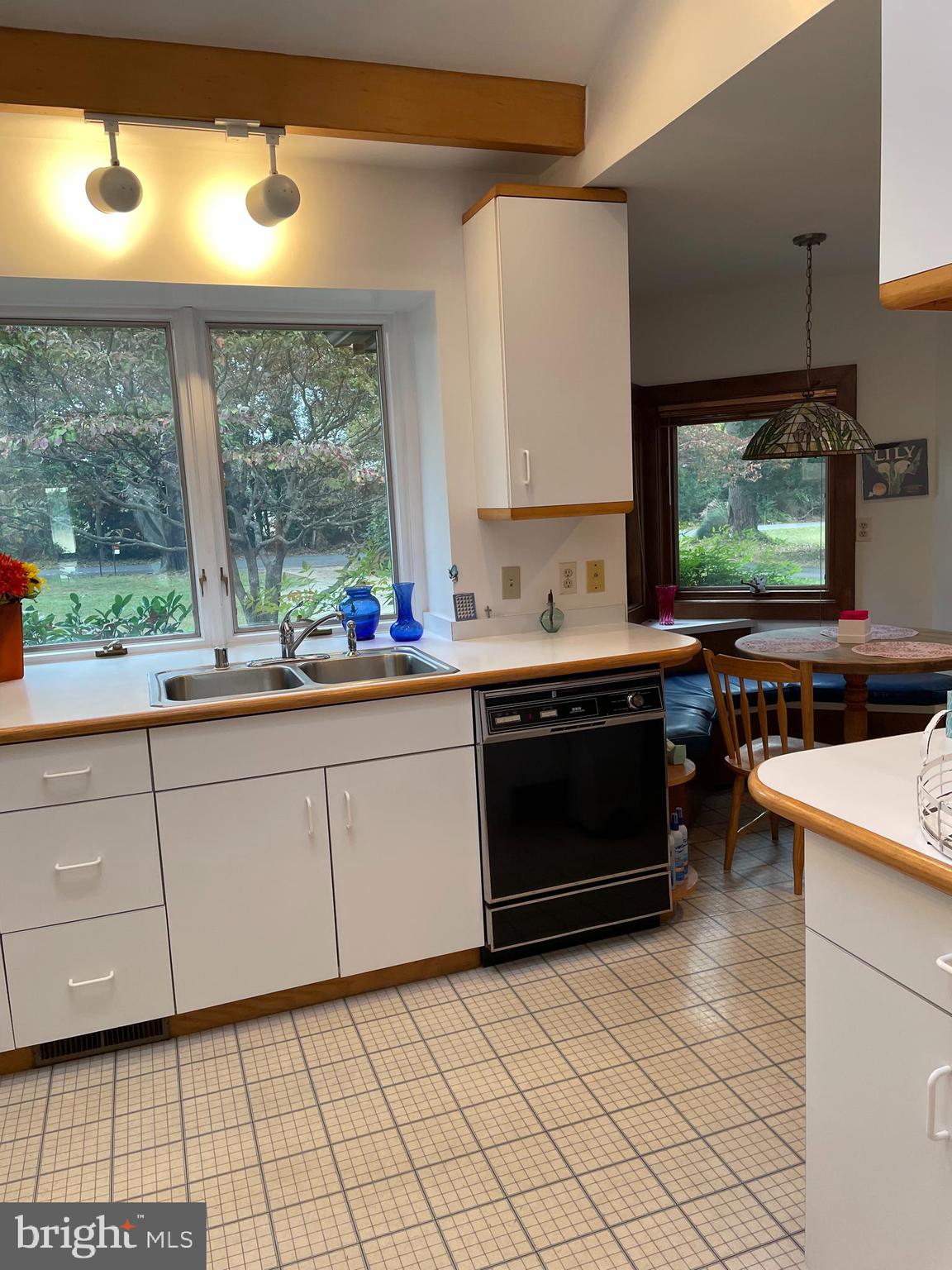 1832 Milvale Road Annapolis, MD 21409 - Photo 44 of 129 Kitchen with vaulted ceilings