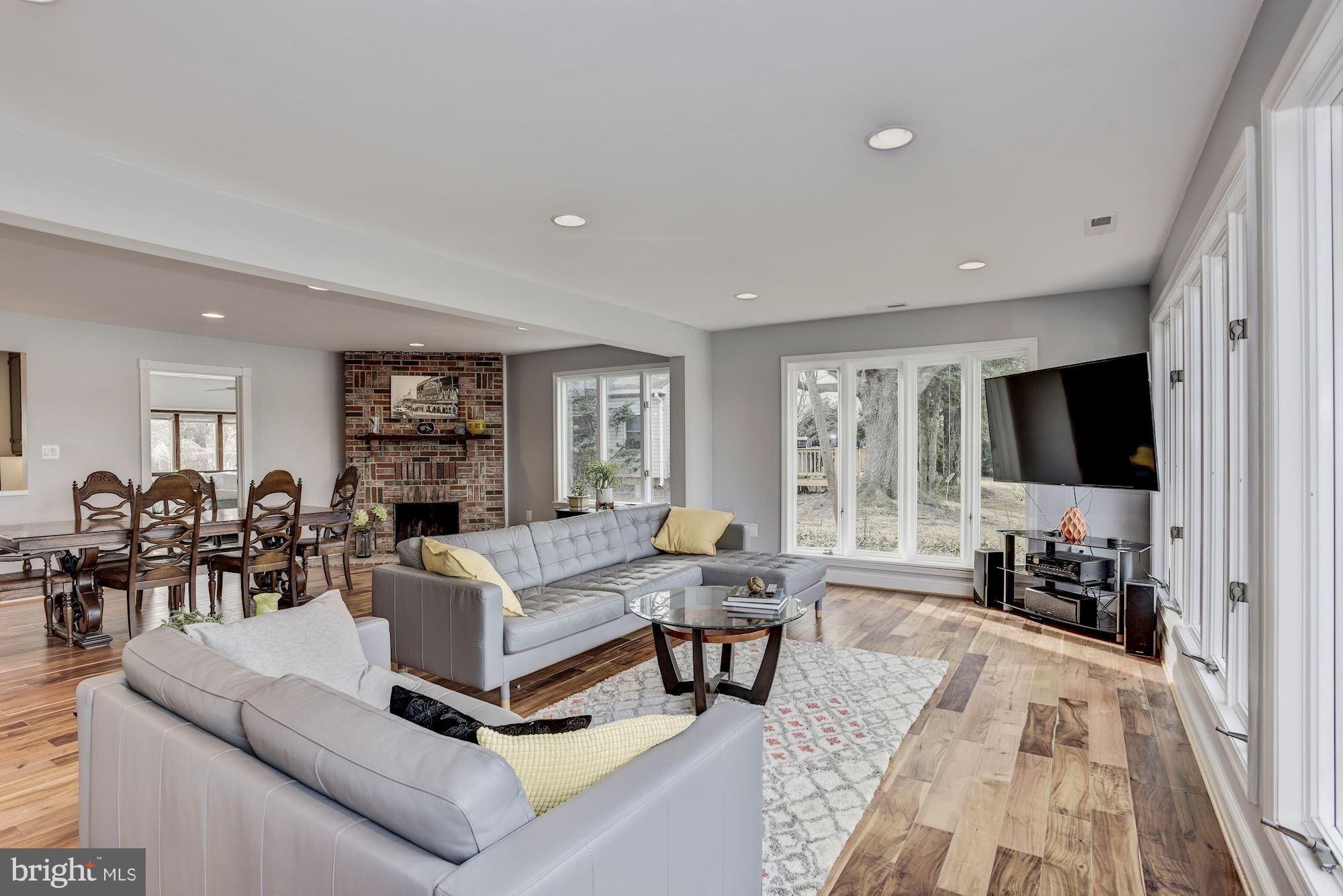 2022 Poplar Ridge Road Pasadena, MD 21122 - Photo 10 of 29 Living Room