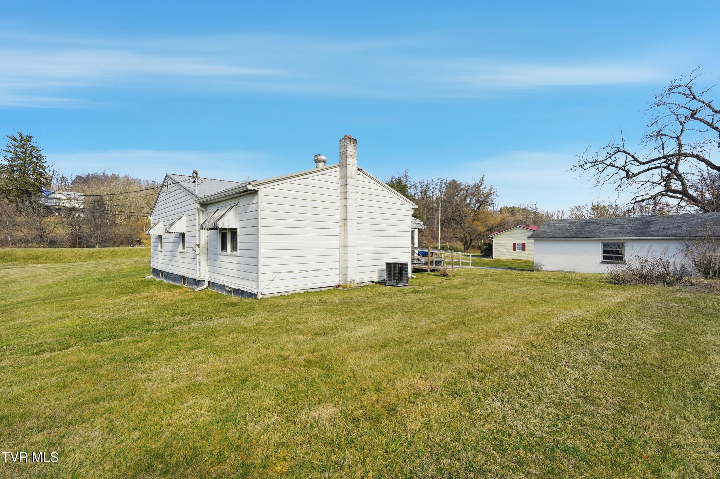 16112 Wyndale Road Abingdon, VA 24210 - Photo 11 of 26 back yard to garage