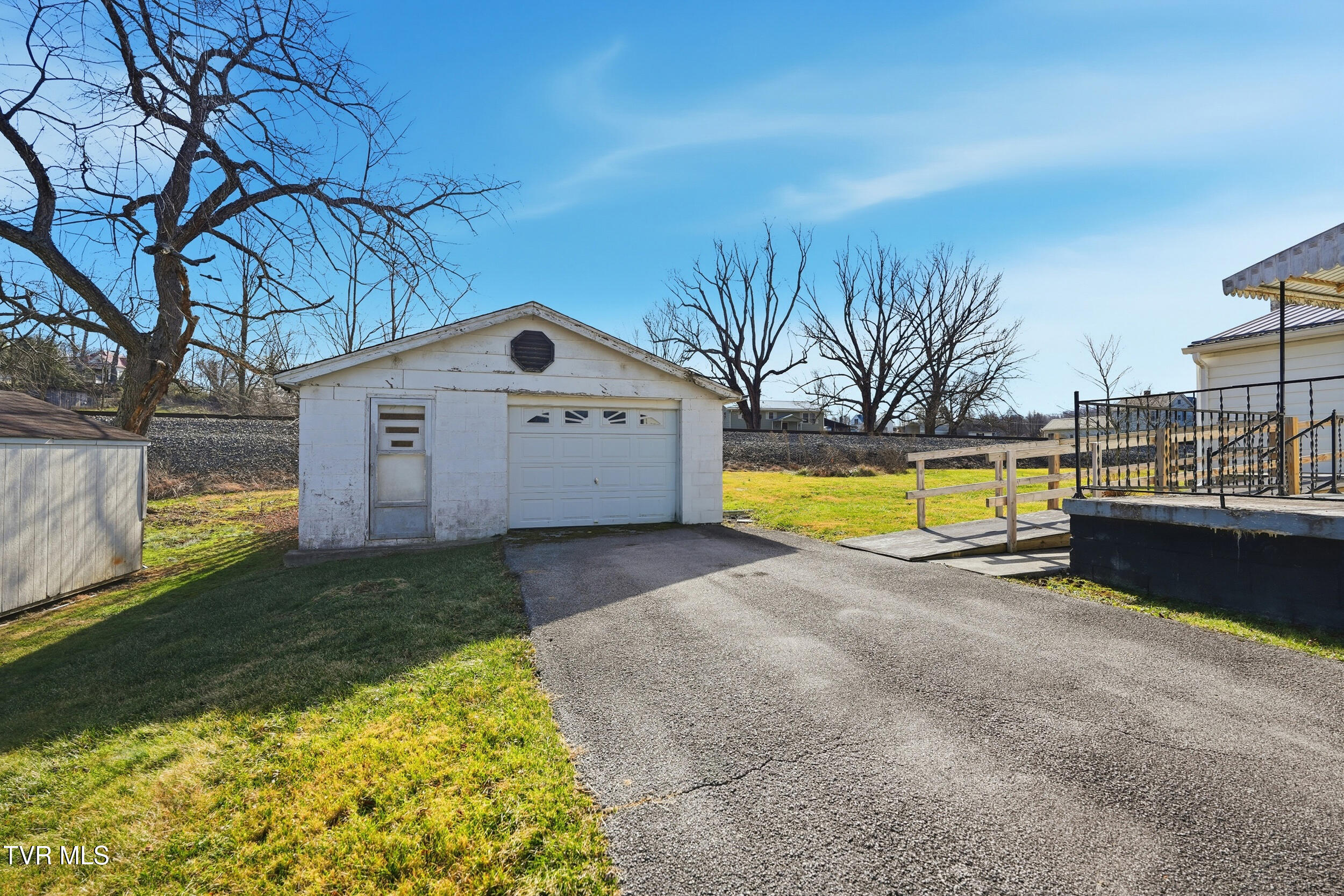 16112 Wyndale Road Abingdon, VA 24210 - Photo 24 of 26 garage