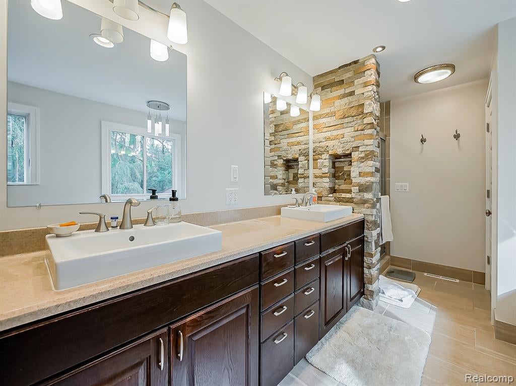 1021 Dowling Road Bloomfield Hills, MI 48304 - Photo 16 of 58 Gallery Image 16