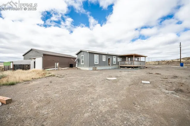 a view of a house with backyard
