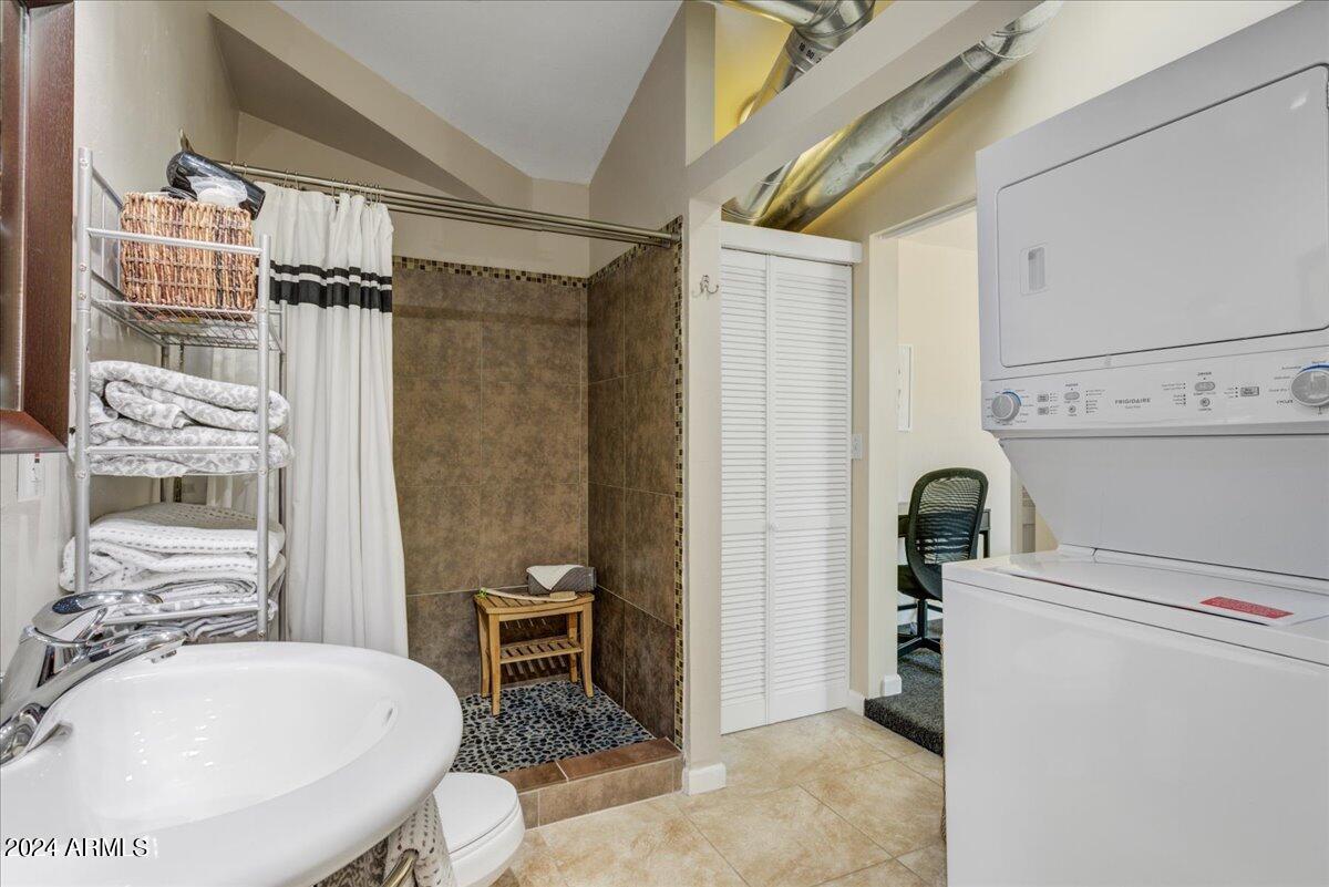 946 West Roma Avenue Phoenix, AZ 85013 - Photo 27 of 40 27-Casita Bathroom