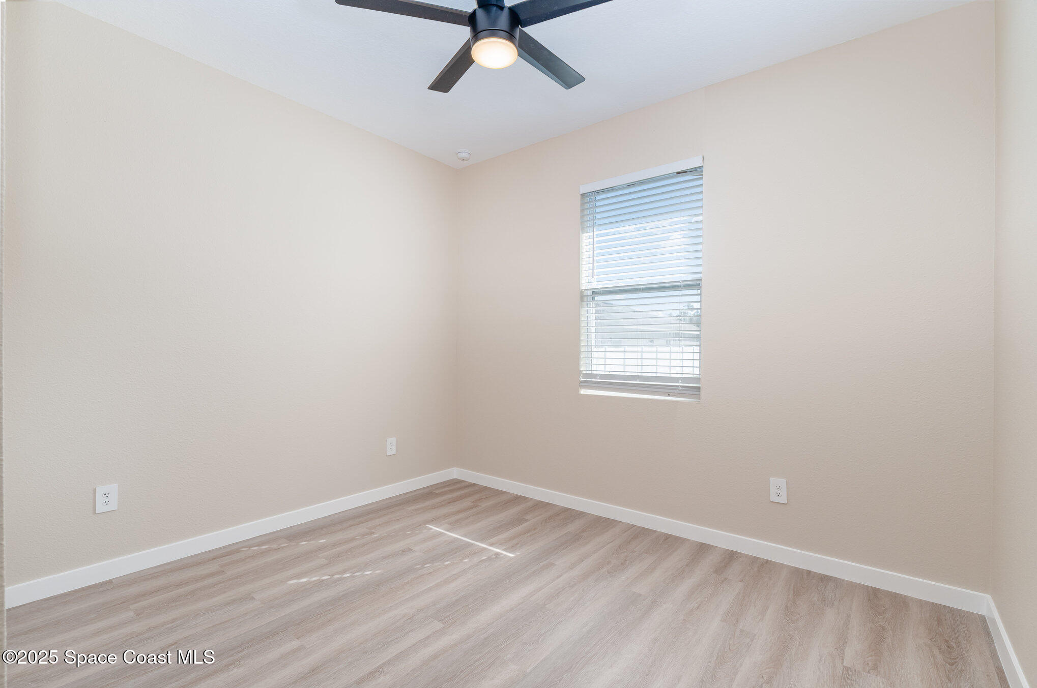 15615 Southwest 49th Avenue Road Ocala, FL 34473 - Photo 16 of 23 an empty room with a window and ceiling fan