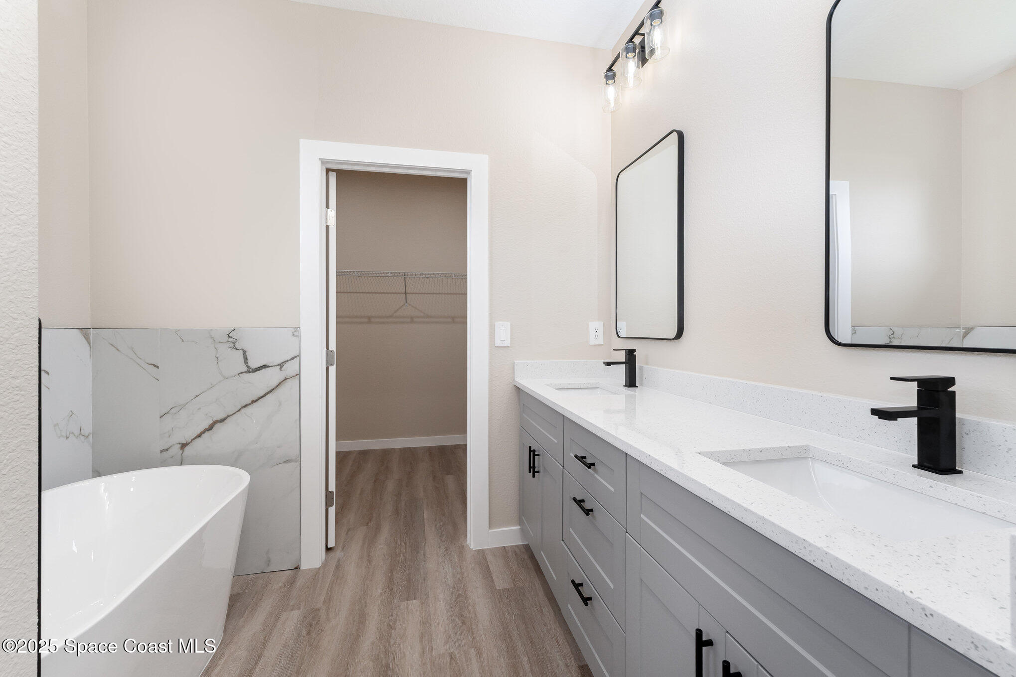 15615 Southwest 49th Avenue Road Ocala, FL 34473 - Photo 7 of 23 a bathroom with a double vanity sink mirror and bathtub