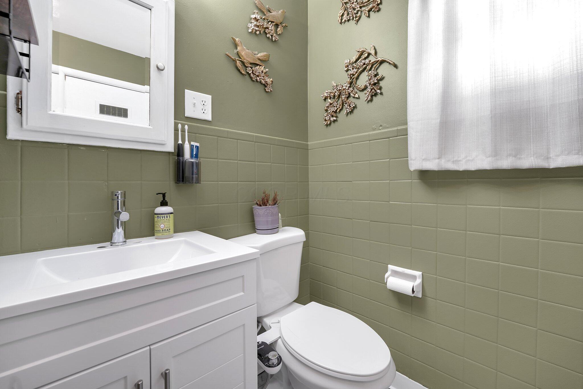 581 Morse Road Columbus, OH 43214 - Photo 18 of 26 Bathroom