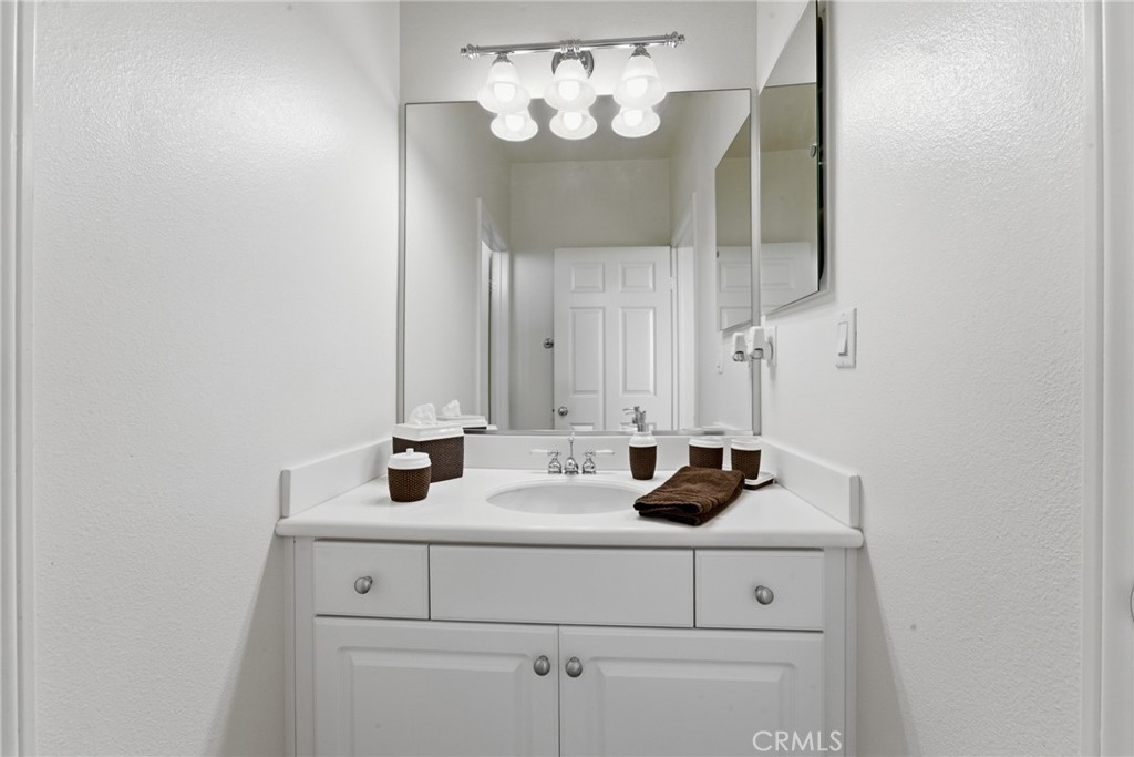 11515 Venezia Way Porter Ranch, CA 91326 - Photo 28 of 41 Jack & Jill 1st Vanity