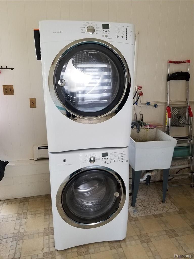 22507 Ridgeway Street St. Clair Shores, MI 48080 - Photo 15 of 18 Washer and dryer included