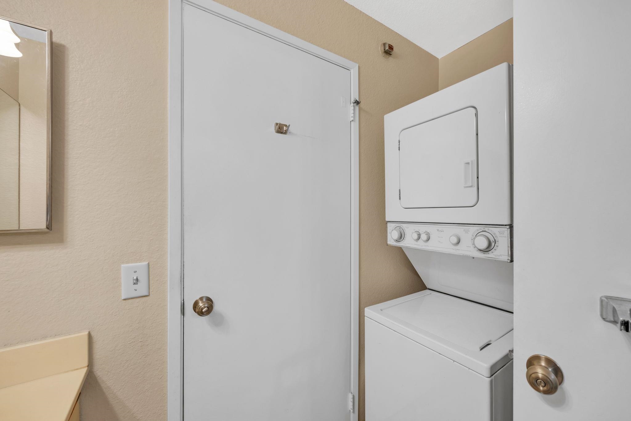 140 Uwapo Road, Unit 9202 Kihei, HI 96753 - Photo 23 of 31 a utility room with dryer and washer