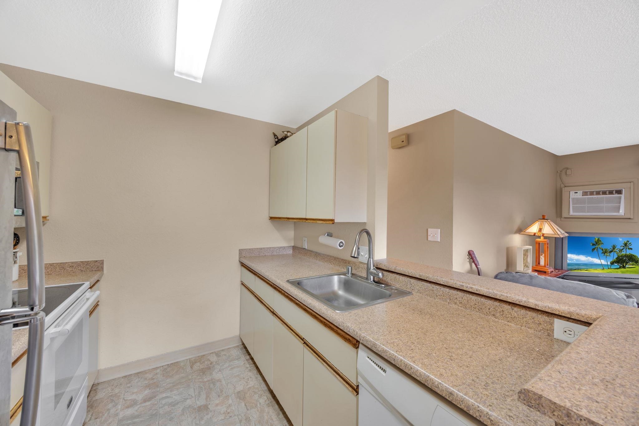 140 Uwapo Road, Unit 9202 Kihei, HI 96753 - Photo 7 of 31 a bathroom with a sink and a mirror