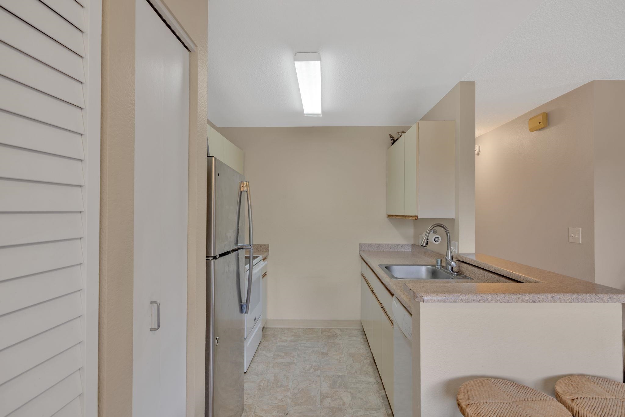140 Uwapo Road, Unit 9202 Kihei, HI 96753 - Photo 8 of 31 a bathroom with a granite countertop sink and a mirror