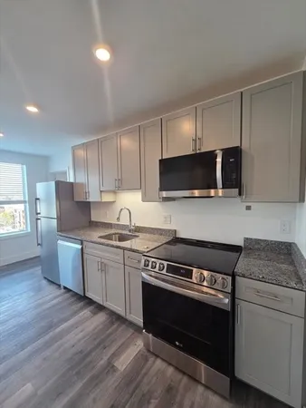 $2,325 | 585 Essex Street, Unit PH 609, Lynn, MA 01901