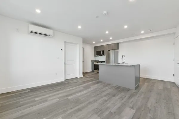 $2,325 | 585 Essex Street, Unit PH 609, Lynn, MA 01901