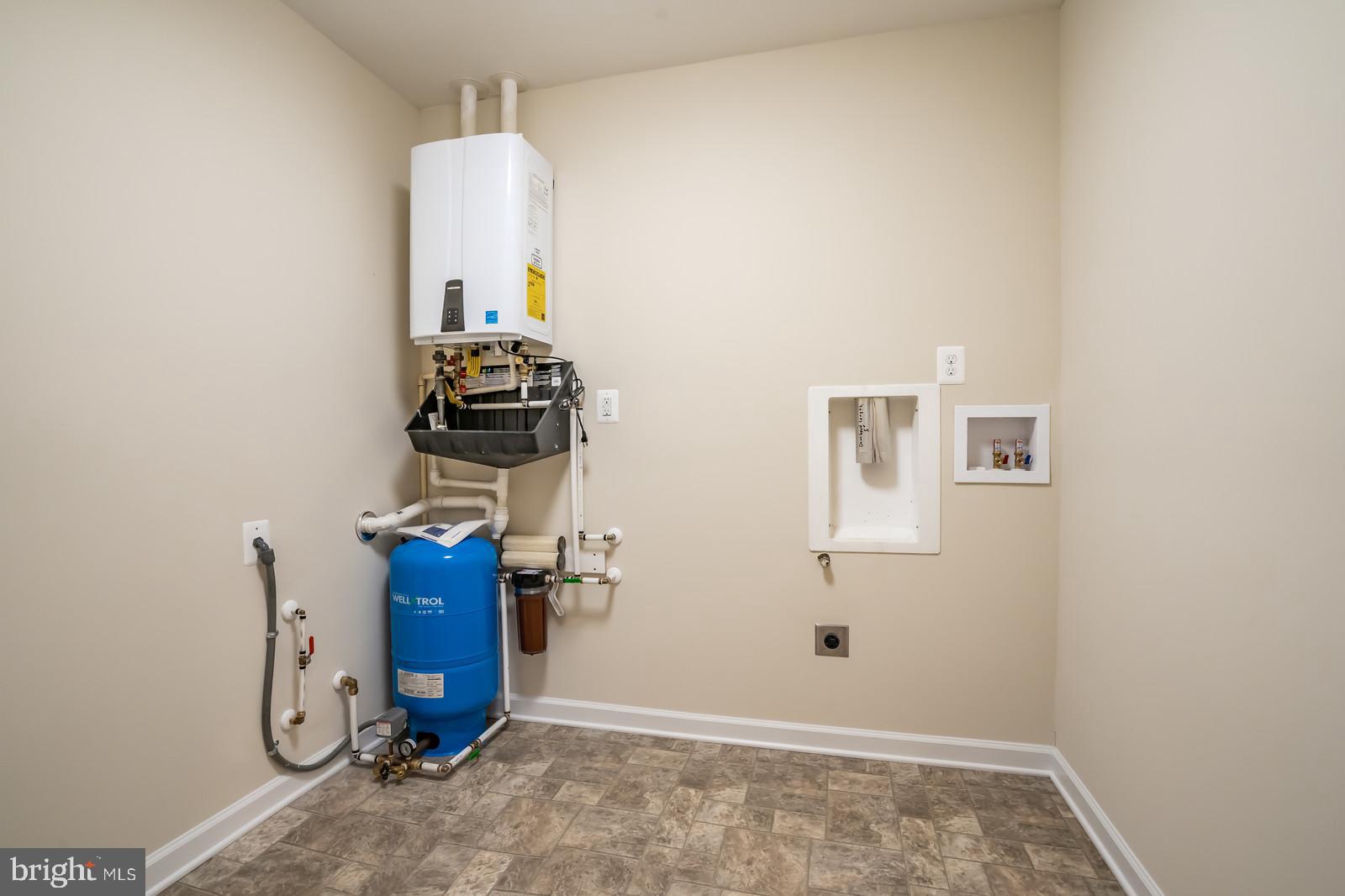 9019 Hancock Road Spotsylvania, VA 22553 - Photo 26 of 36 Laundry room / utility room