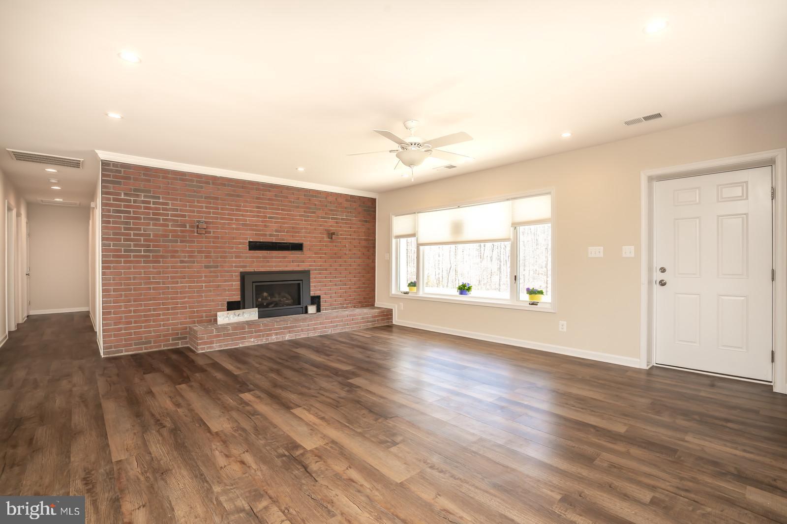 9019 Hancock Road Spotsylvania, VA 22553 - Photo 8 of 36 Living room