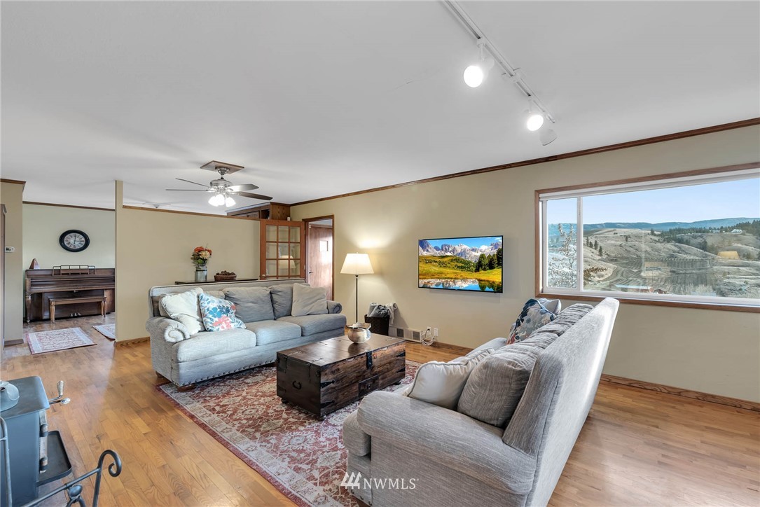 4294 Jim Smith Road Wenatchee, WA 98801 - Photo 5 of 36 Gallery Image 5