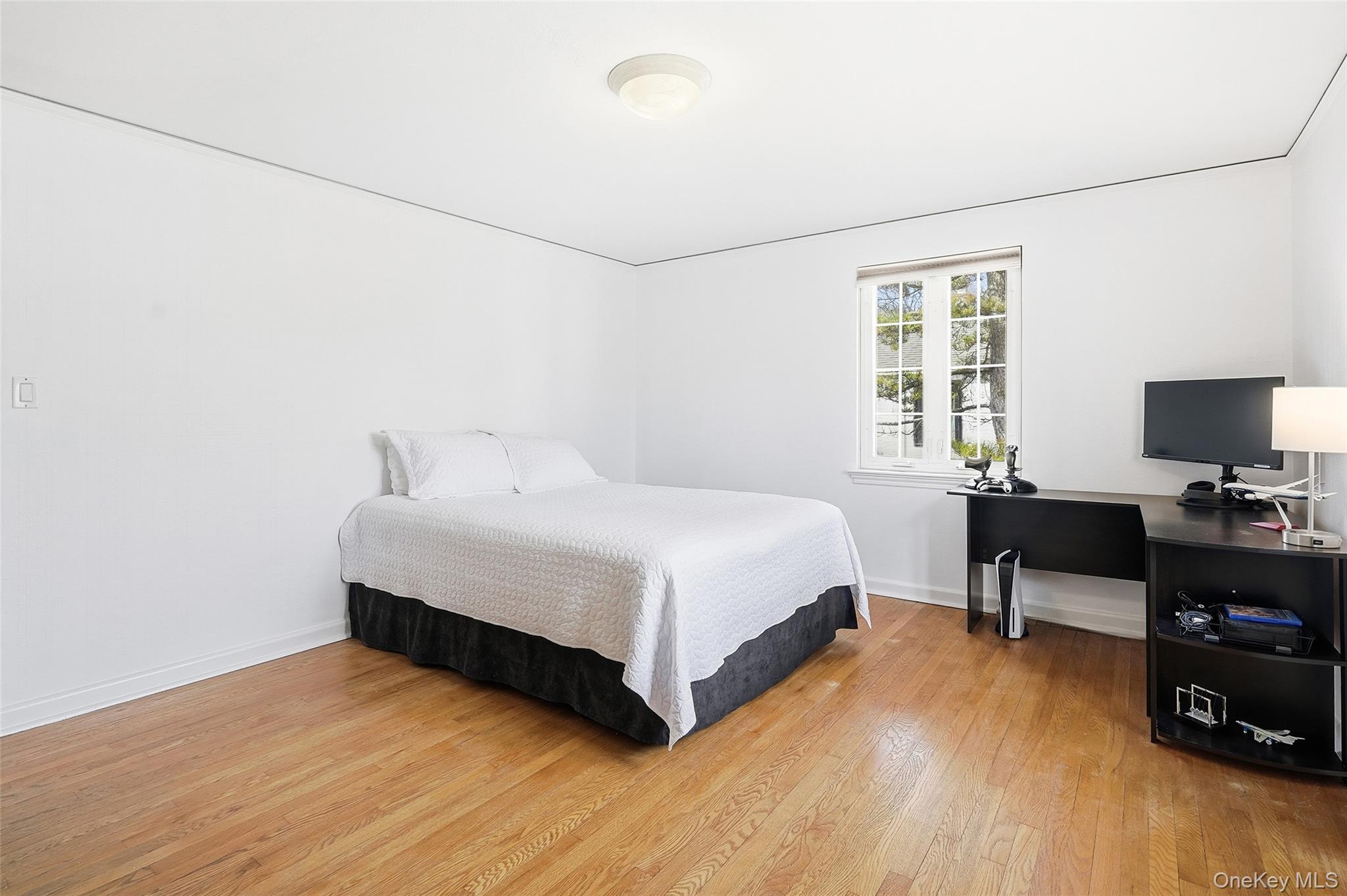 42 Sargent Road Scarsdale, NY 10583 - Photo 17 of 27 Spacious sized bedroom with hardwood flooring.