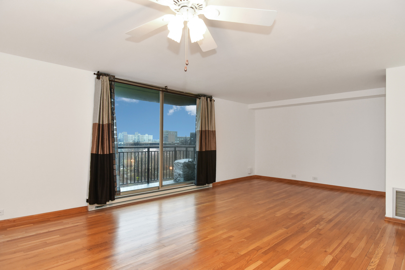 6007 North Sheridan Road, Unit 5J Chicago, IL 60660 - Photo 5 of 27