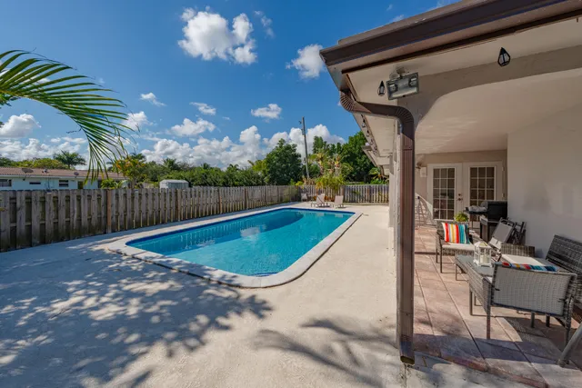 a view of a house with backyard and sitting area