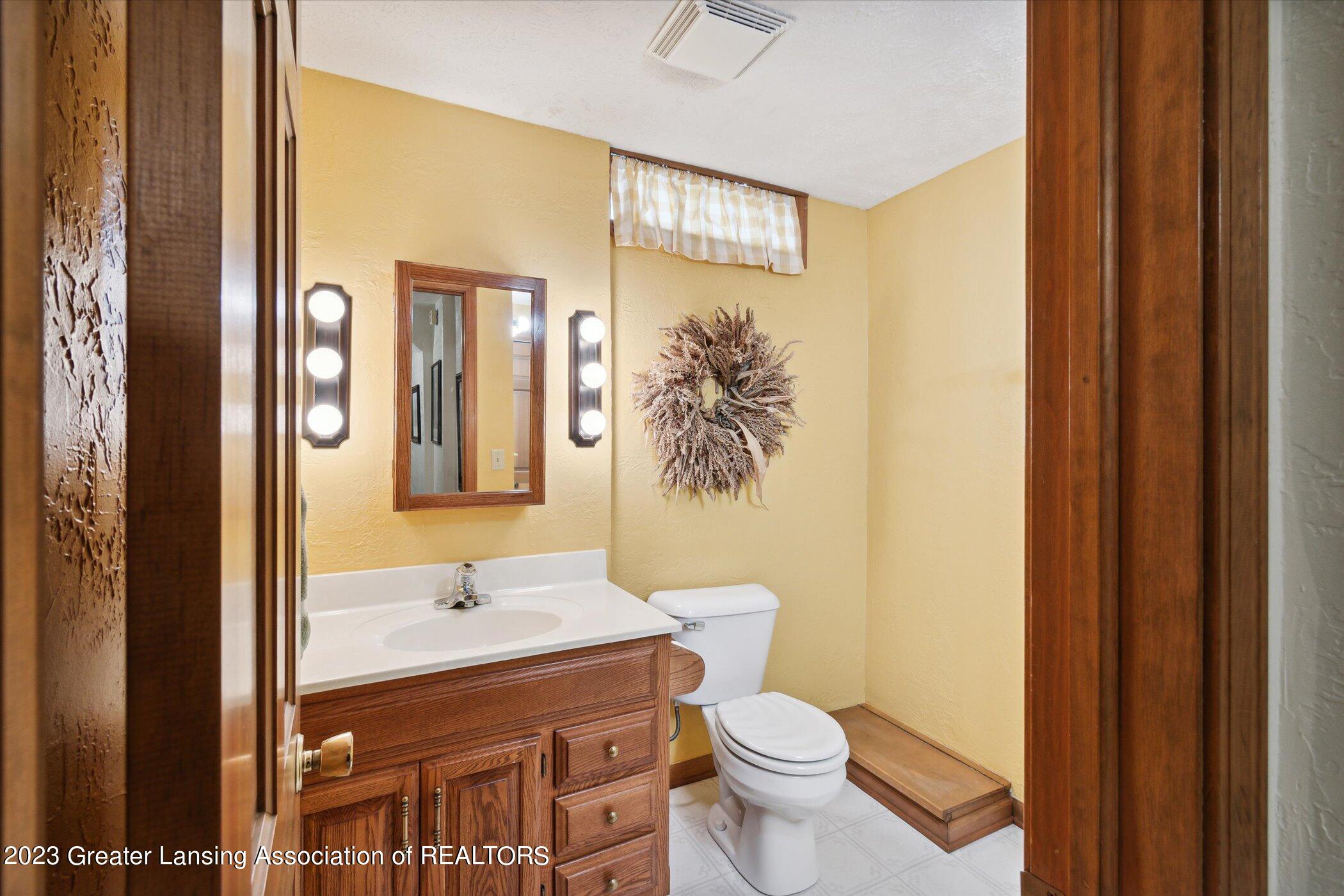 941 Kingsbridge Road Grand Ledge, MI 48837 - Photo 37 of 46 40-941-Kingsbridge-Rd-Grand-Ledge-MI-488