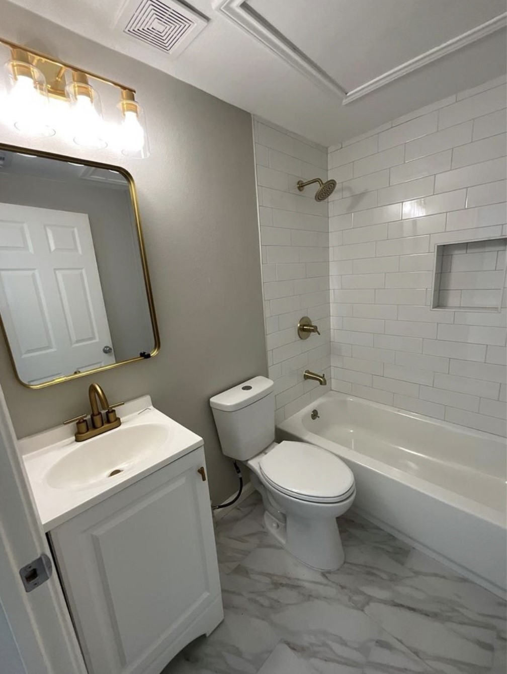 3403 Yupon Street Houston, TX 77006 - Photo 16 of 29 a bathroom with a toilet sink and mirror