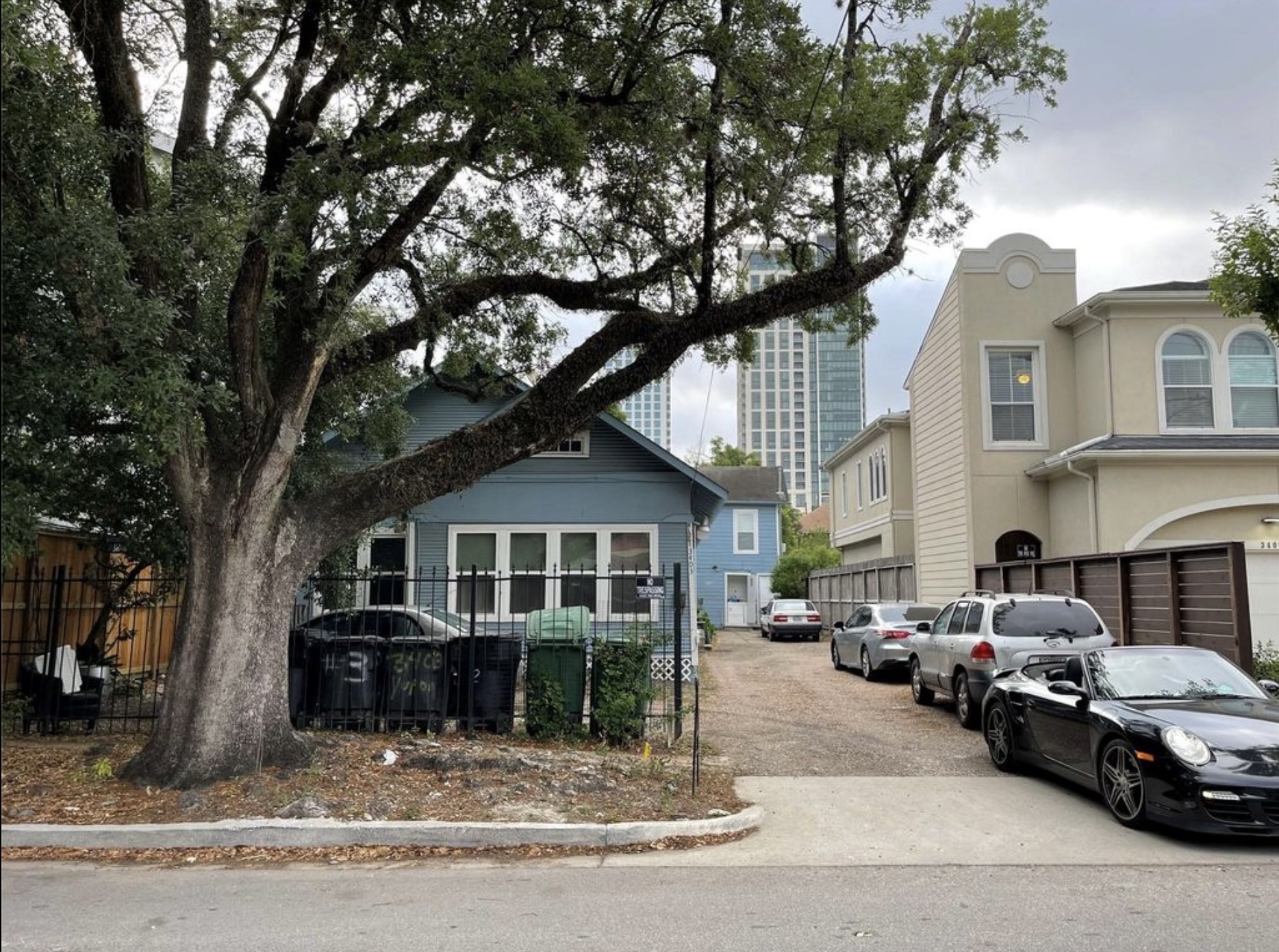 3403 Yupon Street Houston, TX 77006 - Photo 29 of 29 a view of a car parked in front of house