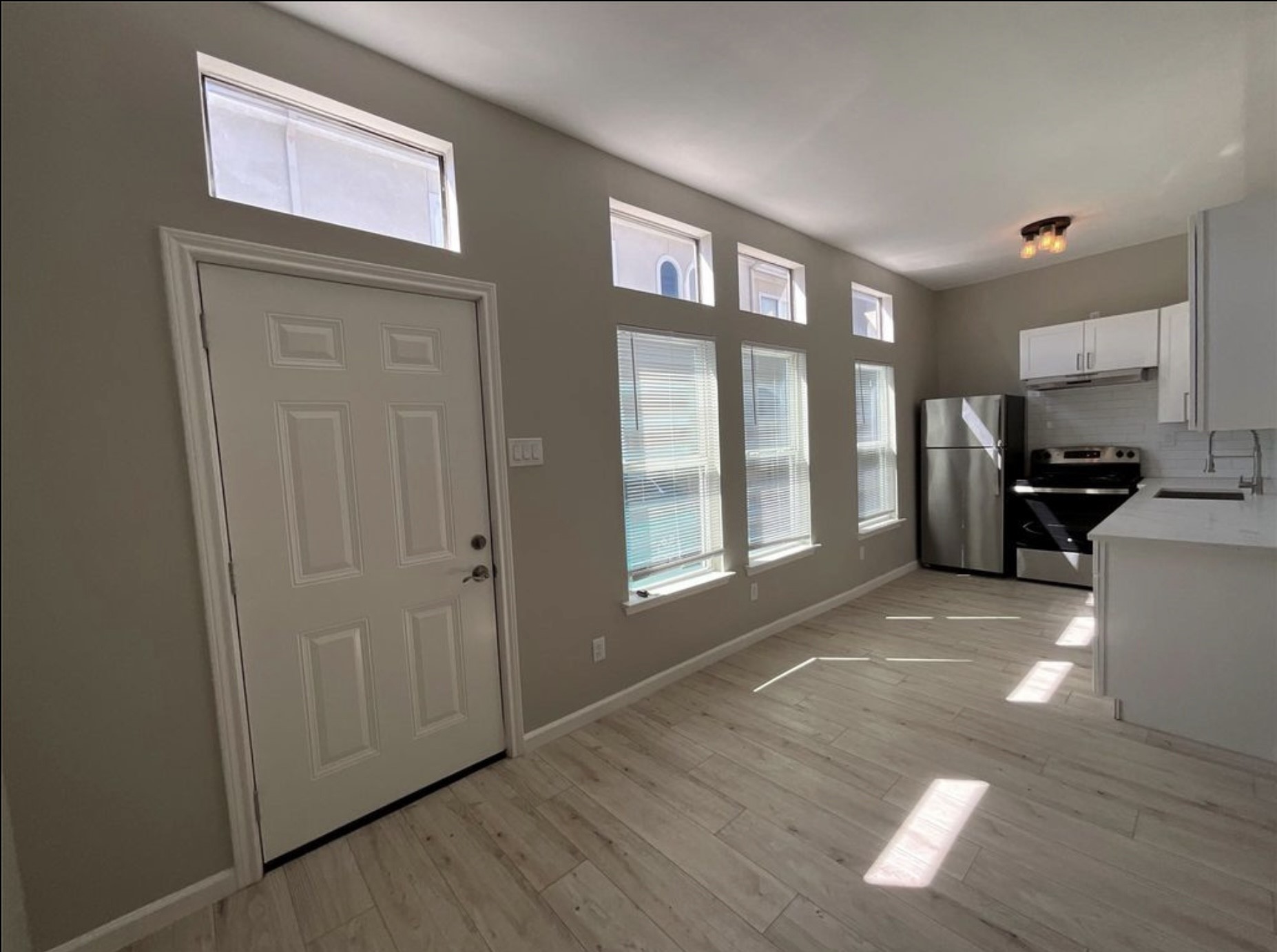 3403 Yupon Street Houston, TX 77006 - Photo 4 of 29 a view of livingroom with furniture and windows