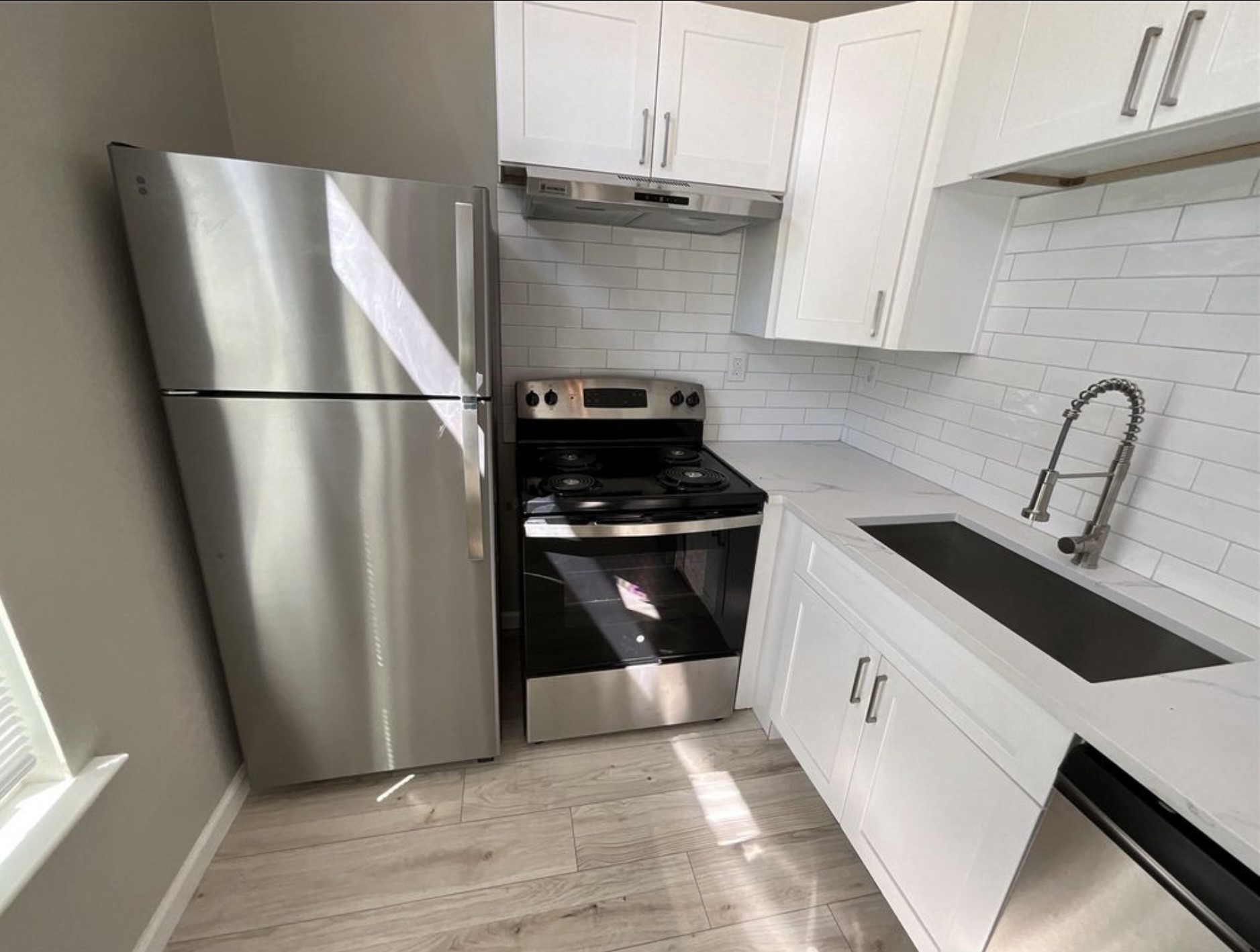 3403 Yupon Street Houston, TX 77006 - Photo 8 of 29 a kitchen with a refrigerator and a sink