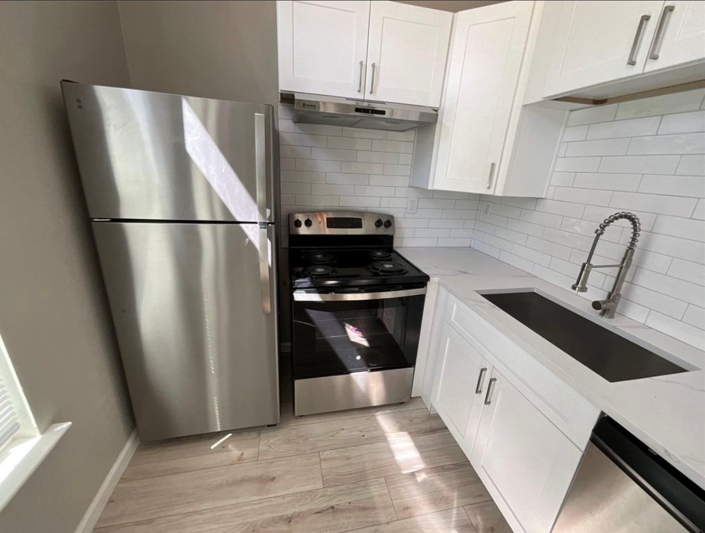 3403 Yupon Street Houston, TX 77006 - Photo 8 of 29 a kitchen with a refrigerator and a sink