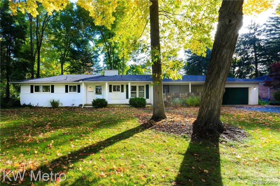 28240 Quail Hollow Road Farmington, MI 48331 - Photo 3 of 22 28240-Quail-Hollow-Road-003.jpg