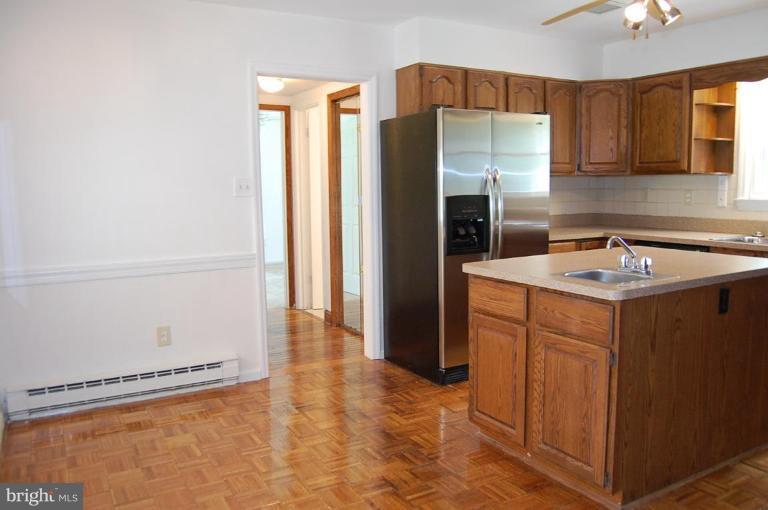 11401 Rambling Road Gaithersburg, MD 20879 - Photo 4 of 26 Table space