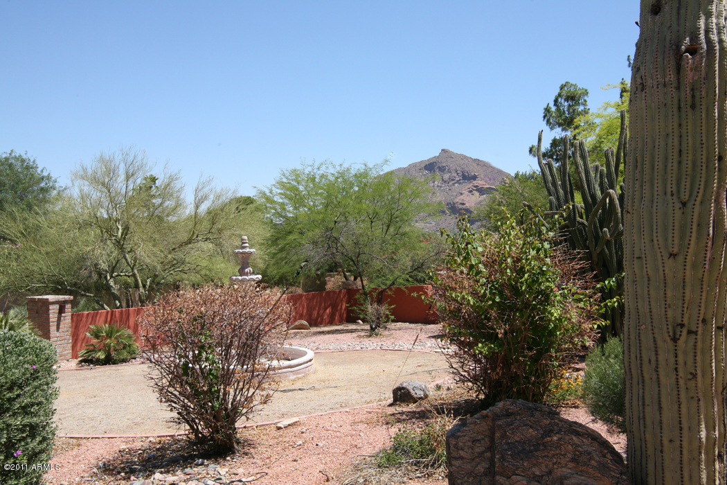 6804 North Joshua Tree Lane Paradise Valley, AZ 85253 - Photo 11 of 17 Camelback Mountain, Garden w/ Fountain