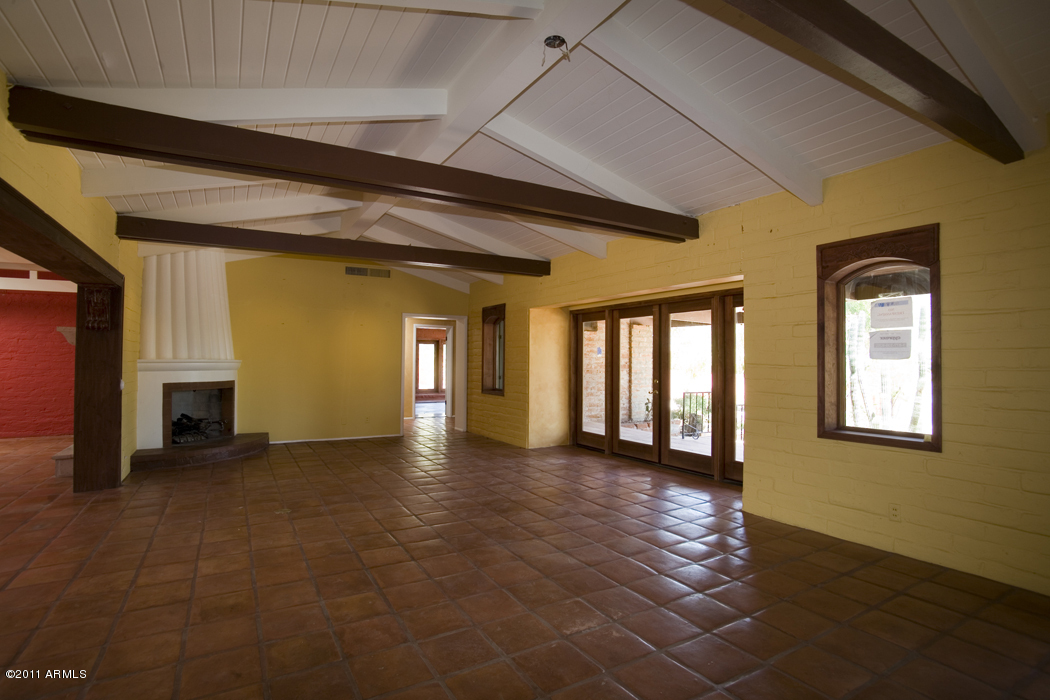 6804 North Joshua Tree Lane Paradise Valley, AZ 85253 - Photo 5 of 17 Living Room
