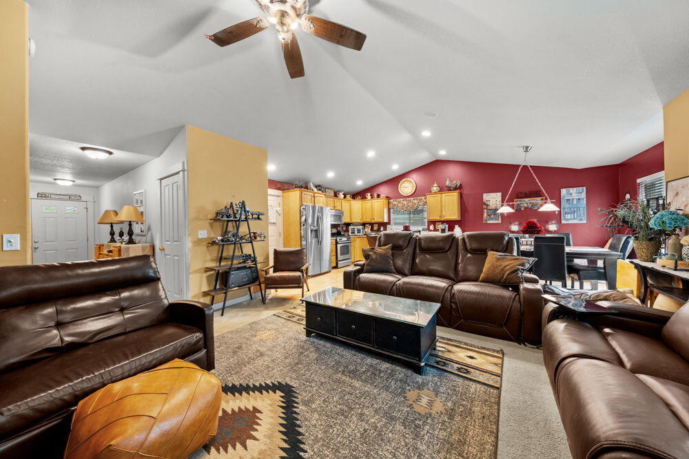 308 Northwest Antler Loop Redmond, OR 97756 - Photo 11 of 29 18-web-or-mls-Riley_Visuals-18