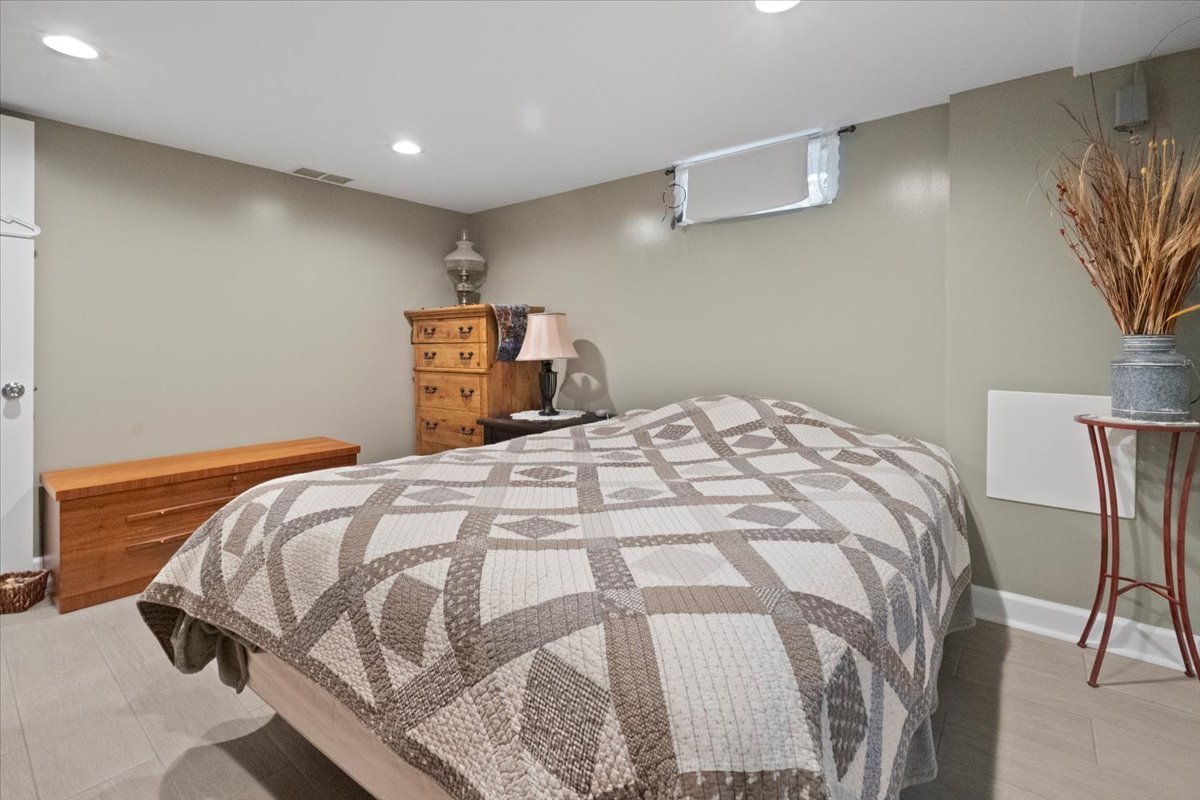 2517 Salem Boulevard Zion, IL 60099 - Photo 20 of 32 a bedroom with a bed and a potted plant