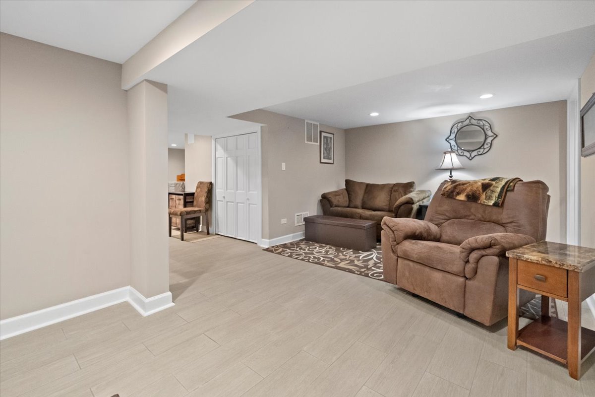 2517 Salem Boulevard Zion, IL 60099 - Photo 22 of 32 a living room with furniture and a couch