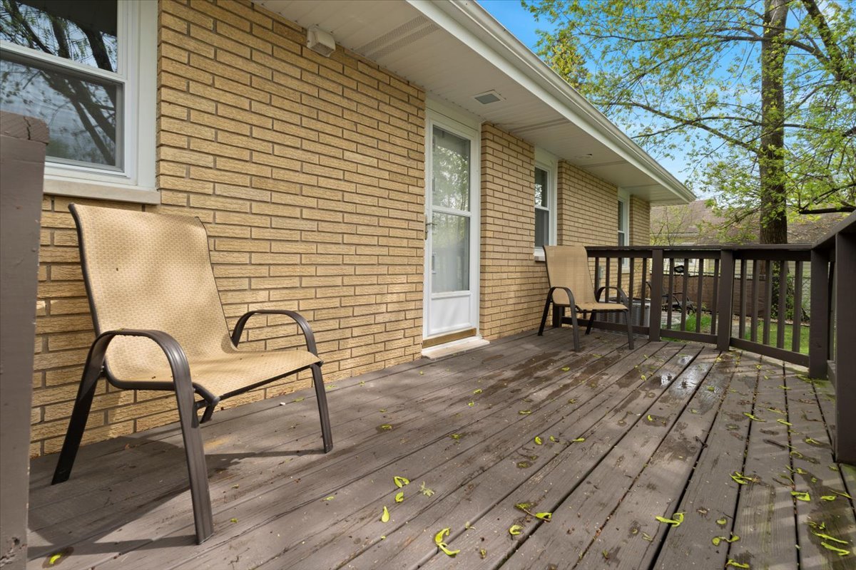 2517 Salem Boulevard Zion, IL 60099 - Photo 28 of 32 a view of a two chairs in the balcony