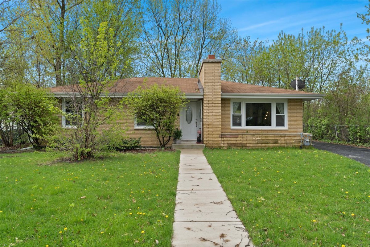 2517 Salem Boulevard Zion, IL 60099 - Photo 3 of 32 a front view of a house with a yard