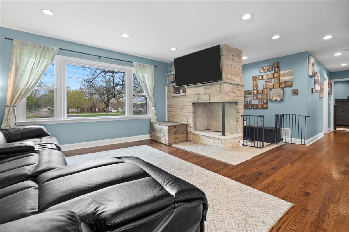 2517 Salem Boulevard Zion, IL 60099 - Photo 9 of 32 a living room with furniture fireplace and flat screen tv