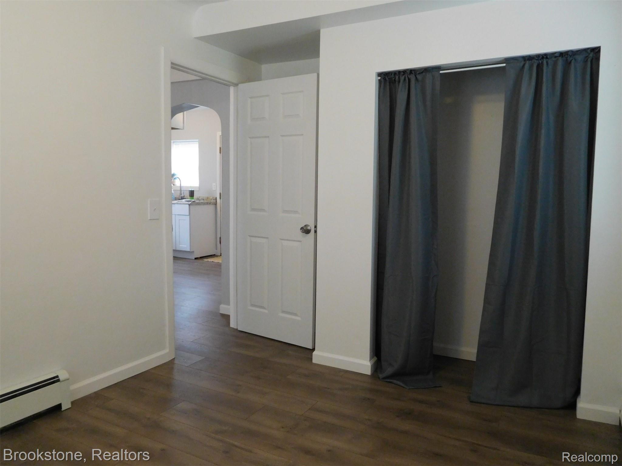 2637 Frankson Avenue Rochester, MI 48307 - Photo 9 of 14 BEDROOM #2 - NEW FLOORING