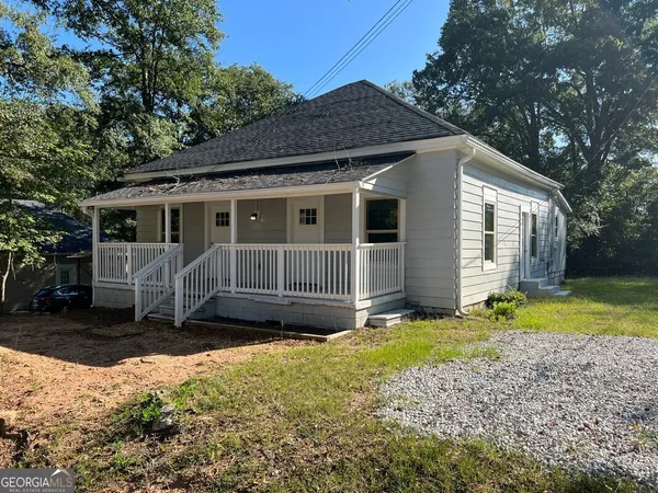 a view of a house with a yard