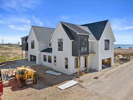 $865,000 | 498 Bastle Wynd Port, Unit 10, Port Washington, WI 53074