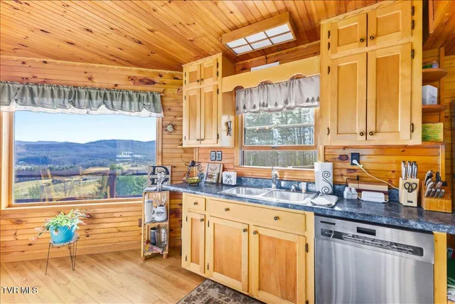 $749,000 | 620 Swift Hollow Lane, Mountain City, TN 37683