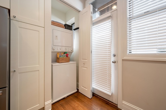 665 West Barry Avenue, Unit 2S Chicago, IL 60657 - Photo 9 of 10 a utility room with closet dryer and washer