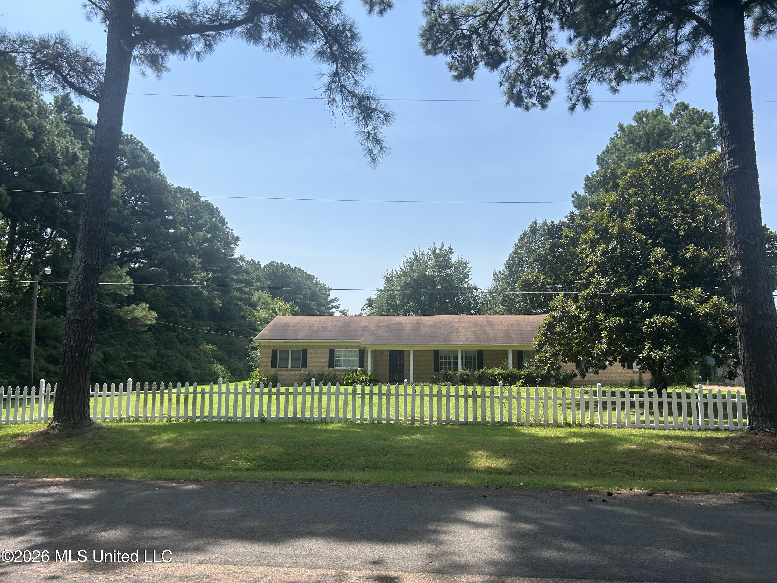 9135 East Broadway Road Olive Branch, MS 38654 - Photo 1 of 34 IMG_7725