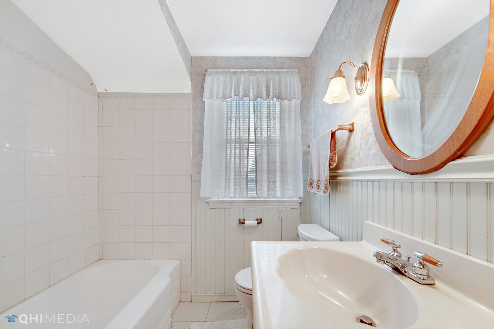 1442 Ridge Road Homewood, IL 60430 - Photo 20 of 25 a bathroom with a sink a mirror and a bathtub
