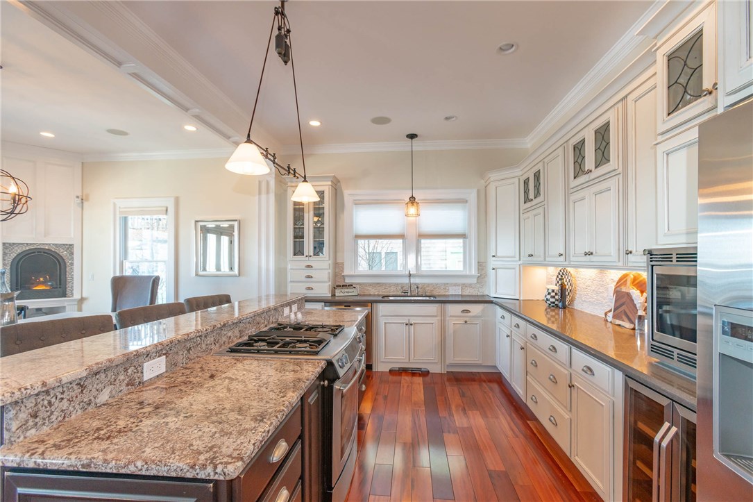 9 Cliff Terrace Newport, RI 02840 - Photo 12 of 40 Stylishly efficient kitchen.