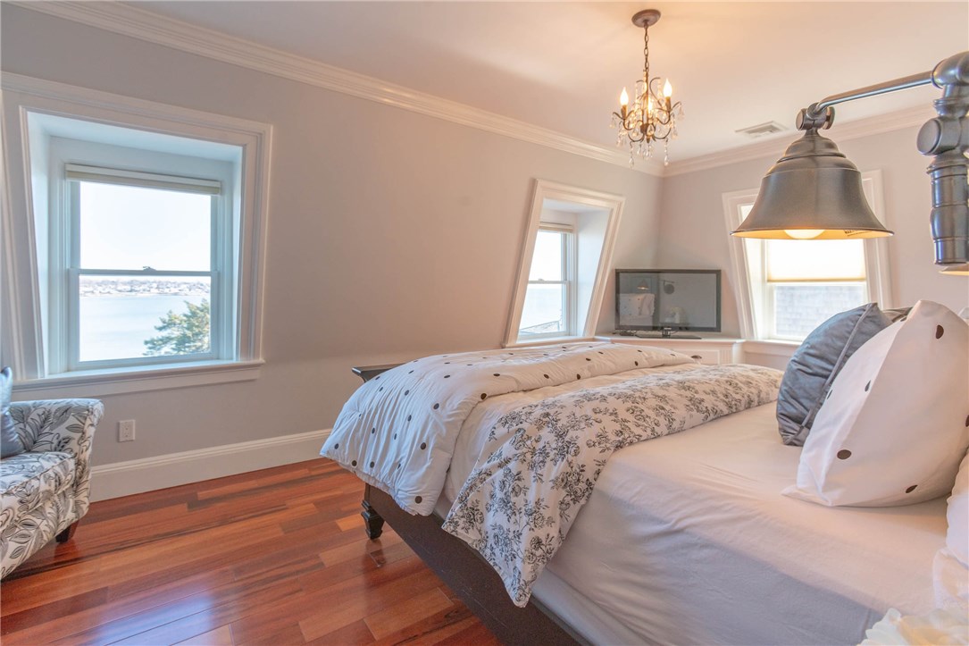9 Cliff Terrace Newport, RI 02840 - Photo 24 of 40 Ocean facing master bedroom.