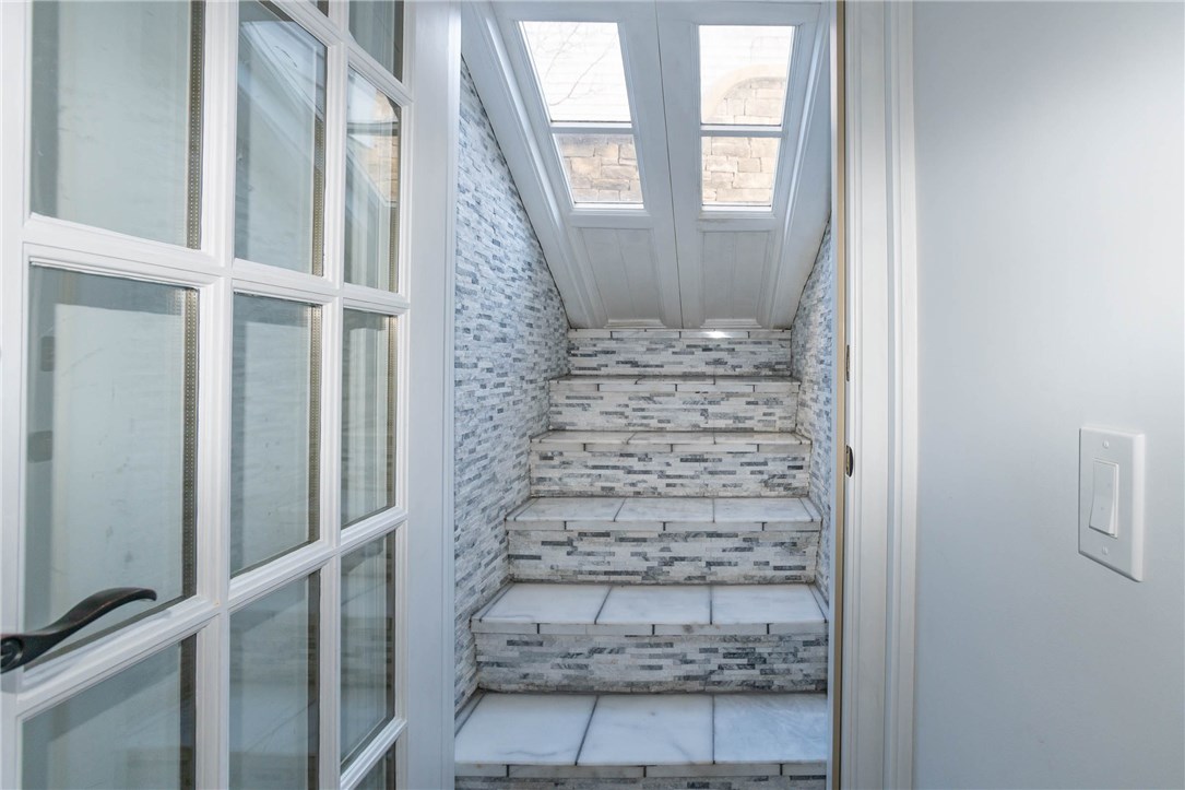 9 Cliff Terrace Newport, RI 02840 - Photo 37 of 40 Custom tiled bulkhead to lower level.