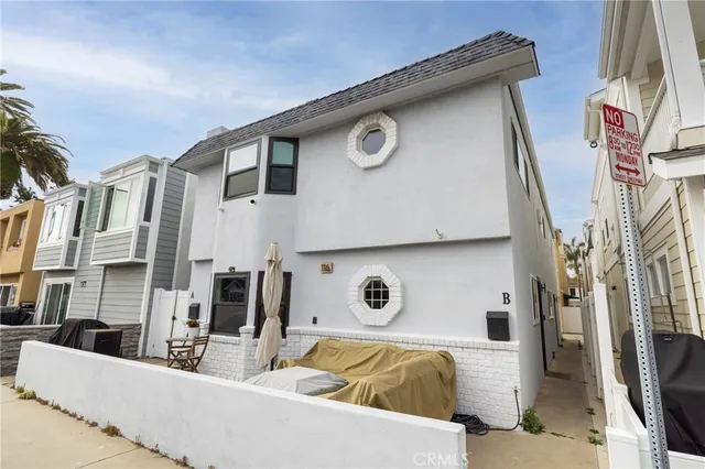 a view of living room kitchen